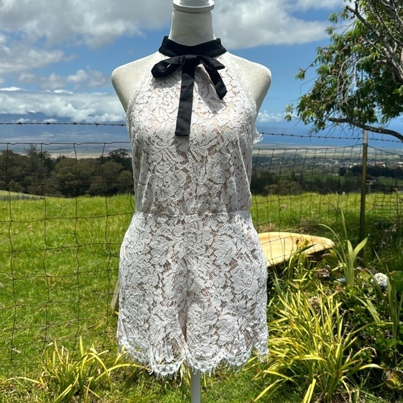 DO + BE Tied Ribbon Rose Lace Shorts Romper
Women's Medium - Picture 2 of 11